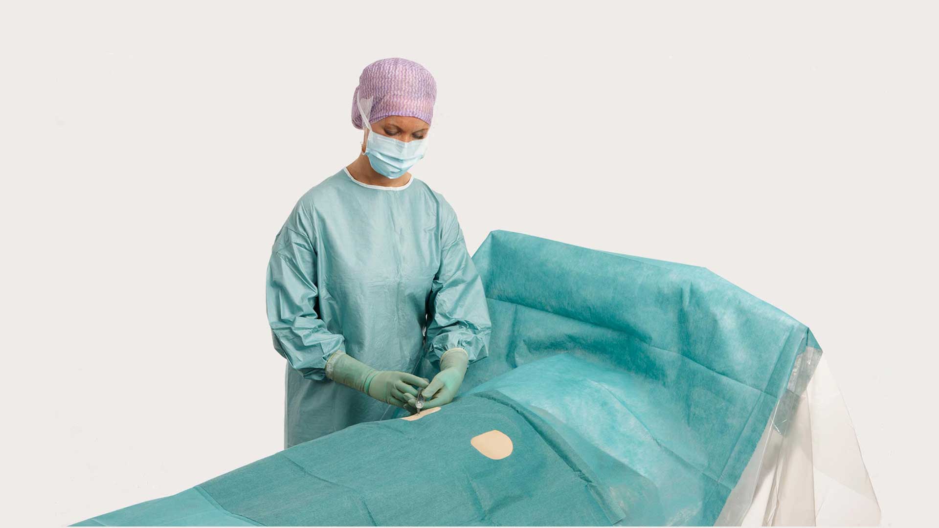kirurg, der bruger en BARRIER angiografiafdækning til en operation