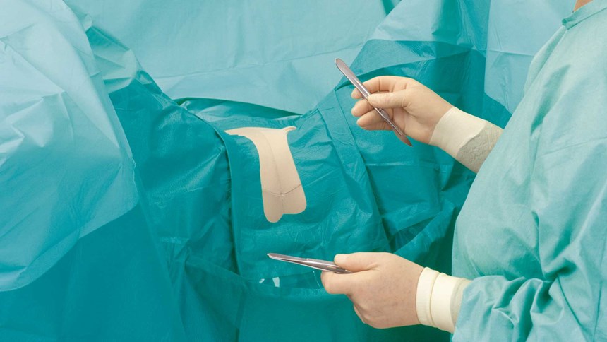 en kirurg, der bruger en BARRIER gynækologisk afdækning en under operation
