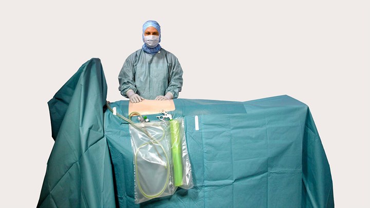 en kirurg, der anvender BARRIER laparoskopiafdækninger