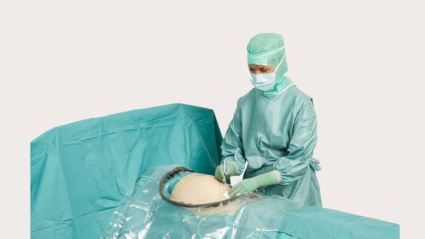 en kvindelig kirurg, der bruger BARRIER® obstetriske afdækninger
