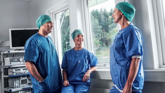 Et kirurgisk team på arbejde
