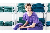 sygeplejerske iklædt en Barrier uniform sidder i et omklædningsrum
