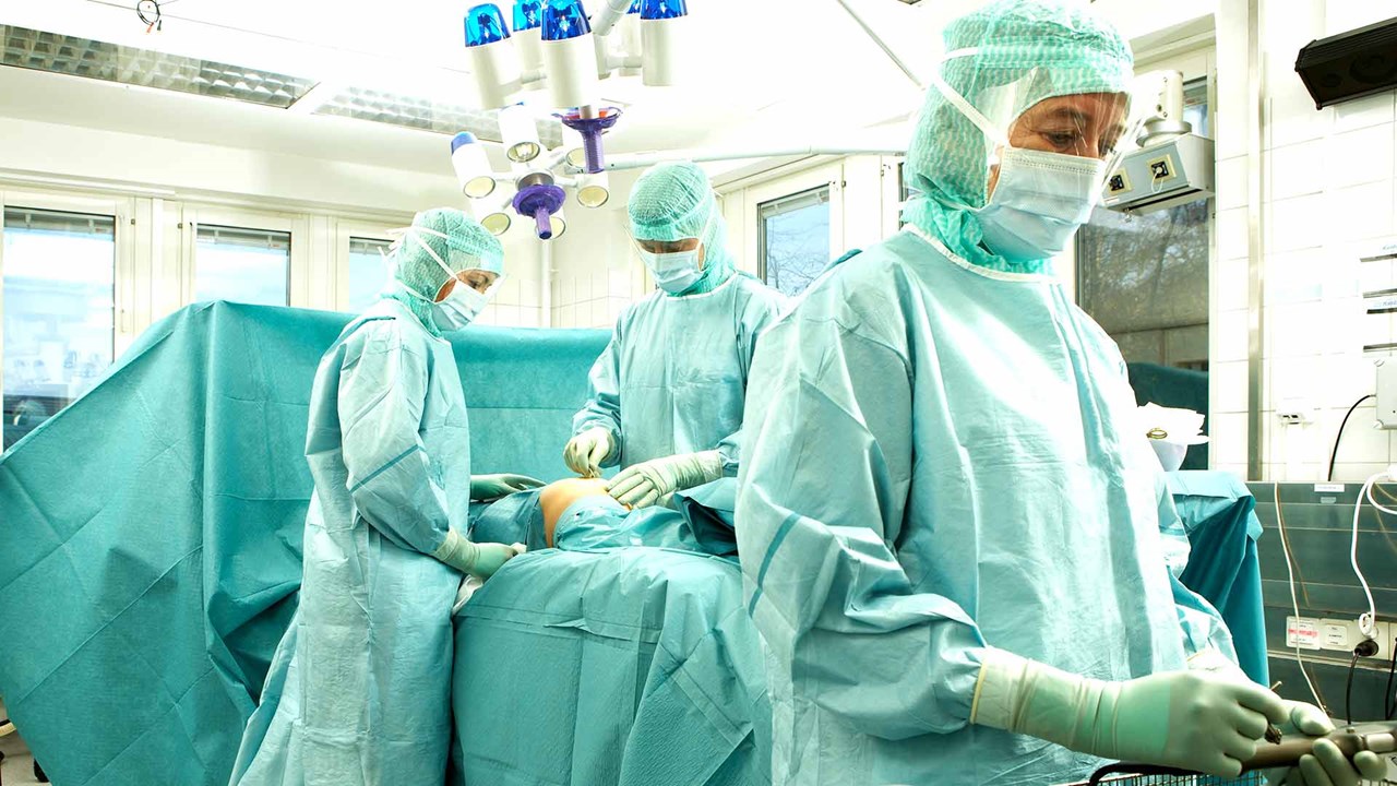 Kirurger i arbejde på operationsstuen