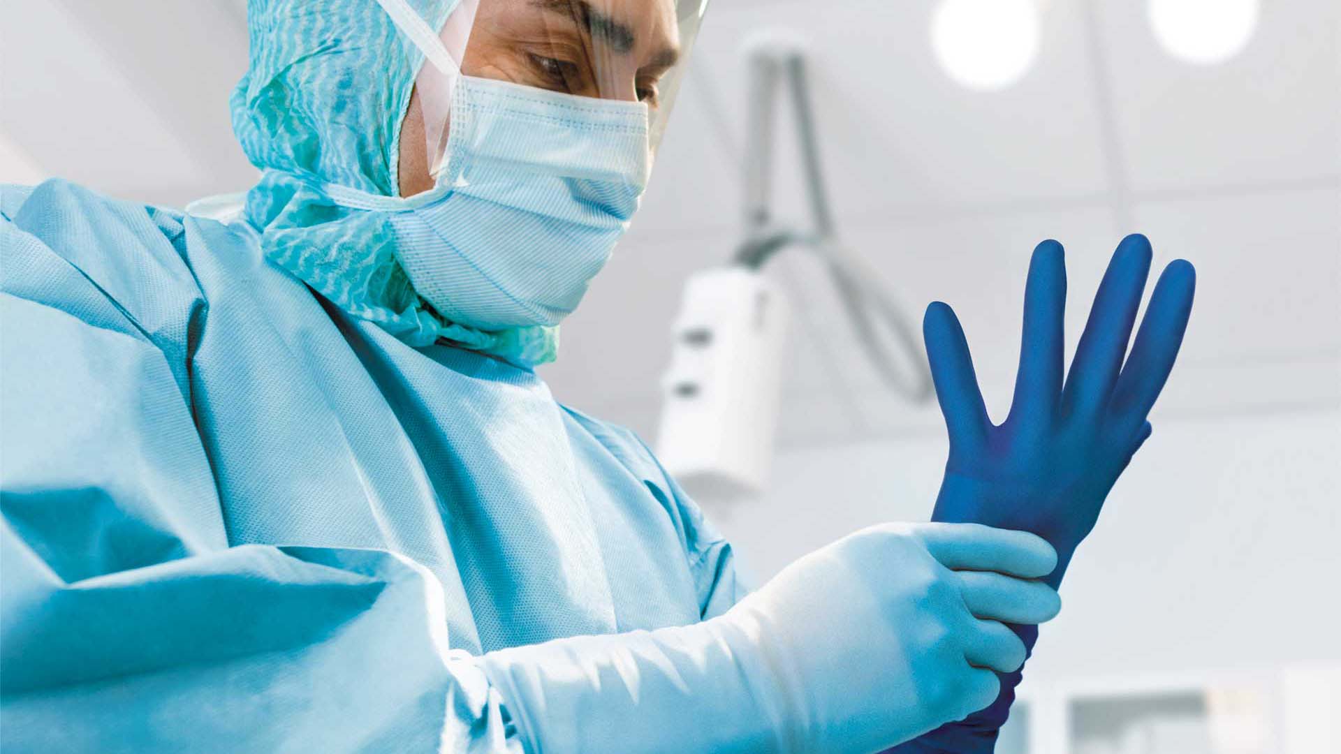 Kirurg, der anvender Biogel handsker med punkturindikation