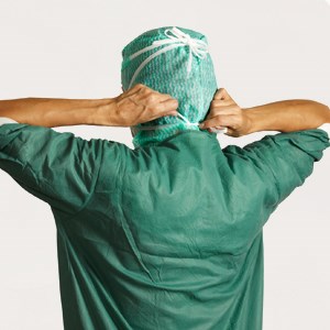 Sundhedsmedarbejder påtager maske - step 3