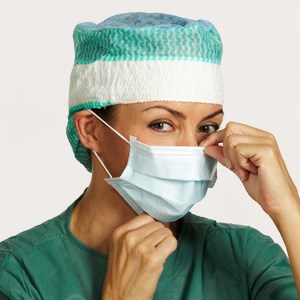 Sundhedsmedarbejder påtager maske trin 2