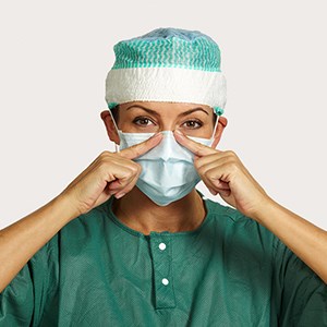 3. trin i påtagning af medicinsk ansigtsmaske - øreelastik