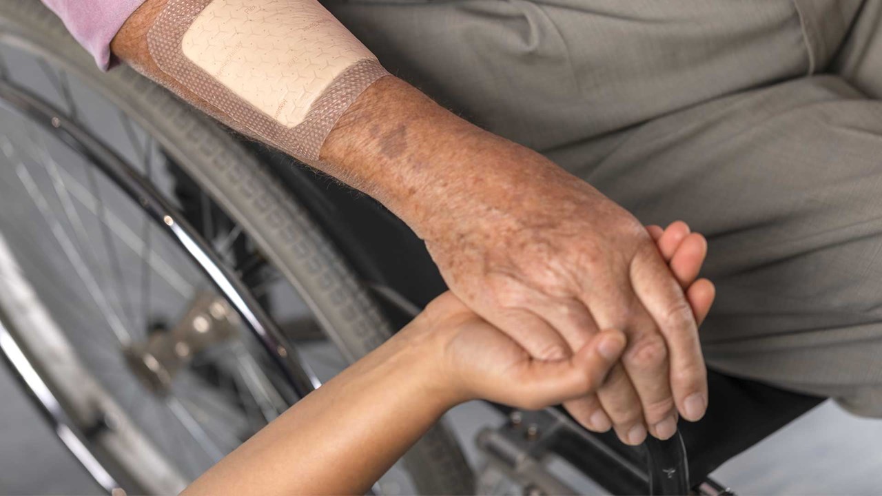 Deux personnes se tenant les mains