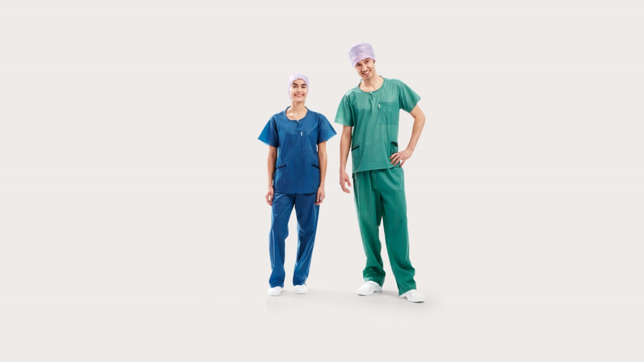 Tre klinikere iklædt BARRIER® uniform – Extra Comfort