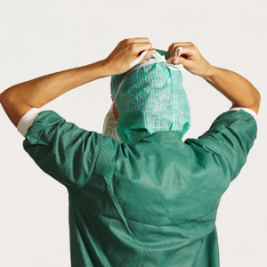 Sundhedsmedarbejder påtager maske - step 2