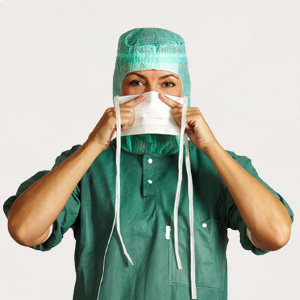 Sundhedsmedarbejder tager maske på step 1