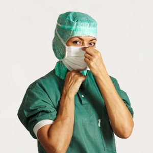 Sundhedsmedarbejder tilpasser maske
