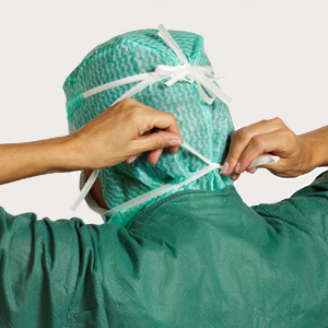 Sundhedsmedarbejder binde maske ved nakken