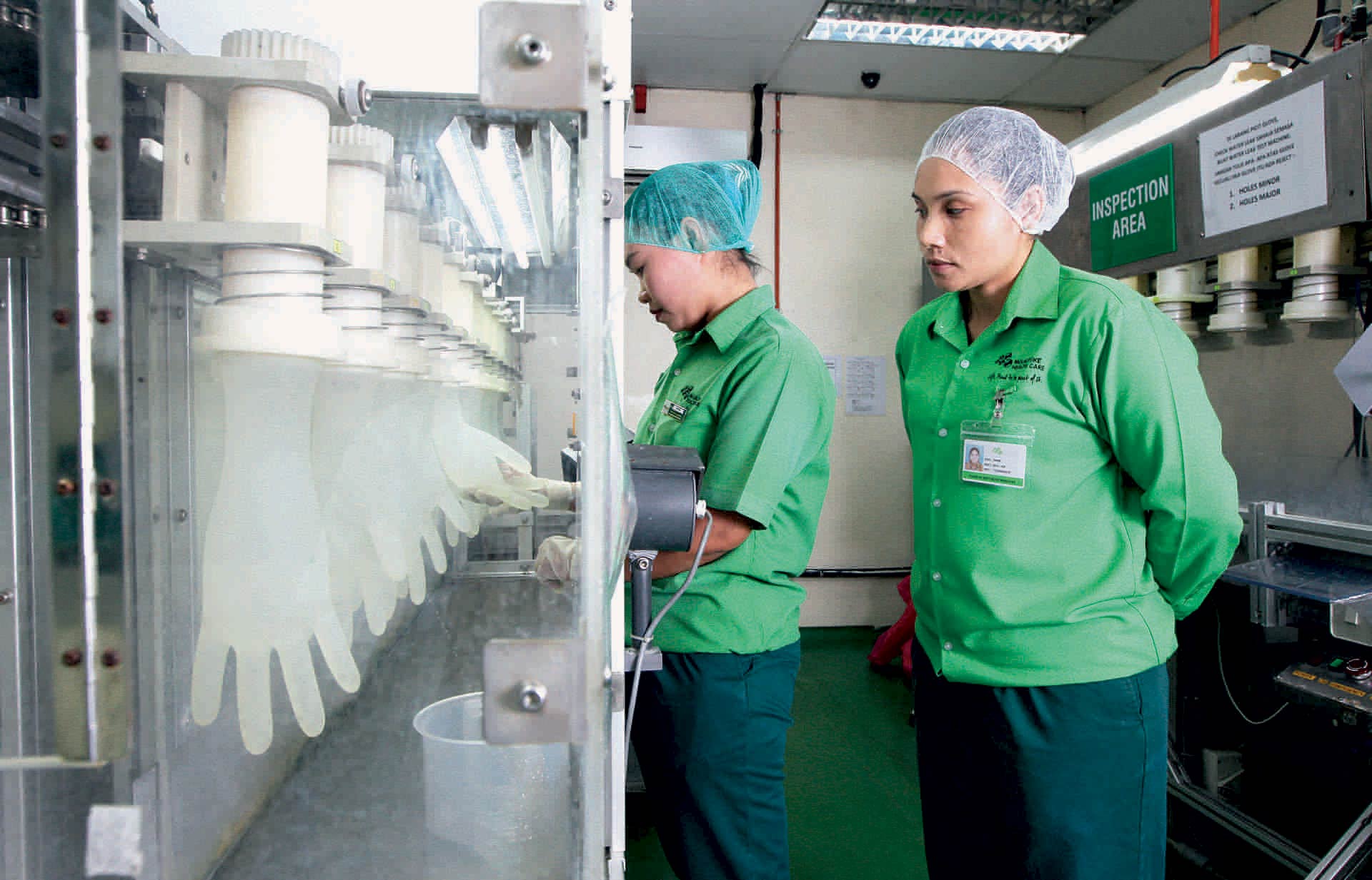 Medarbejdere under produktion af handsker