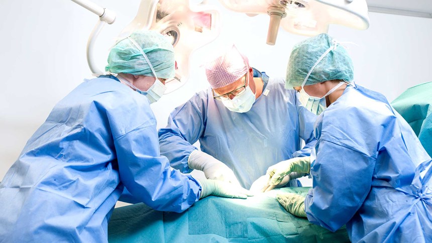 Kirurg og sygeplejerske i funktion på operationsstuen