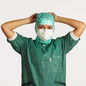 Sundhedsmedarbejder tilpasser bindebånd på maske