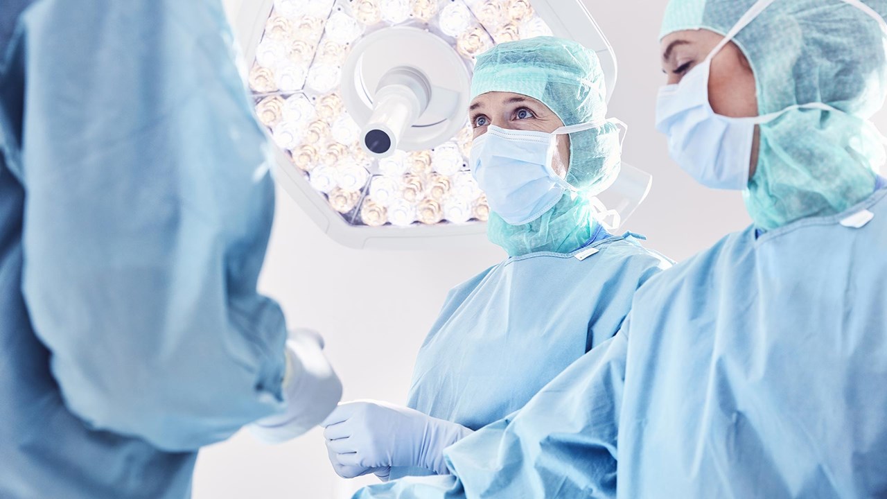 Kvindelig sundhedsmedarbejder på operationsstuen